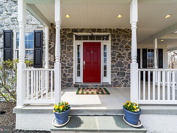 4th image of 940 Horseshoe Pike