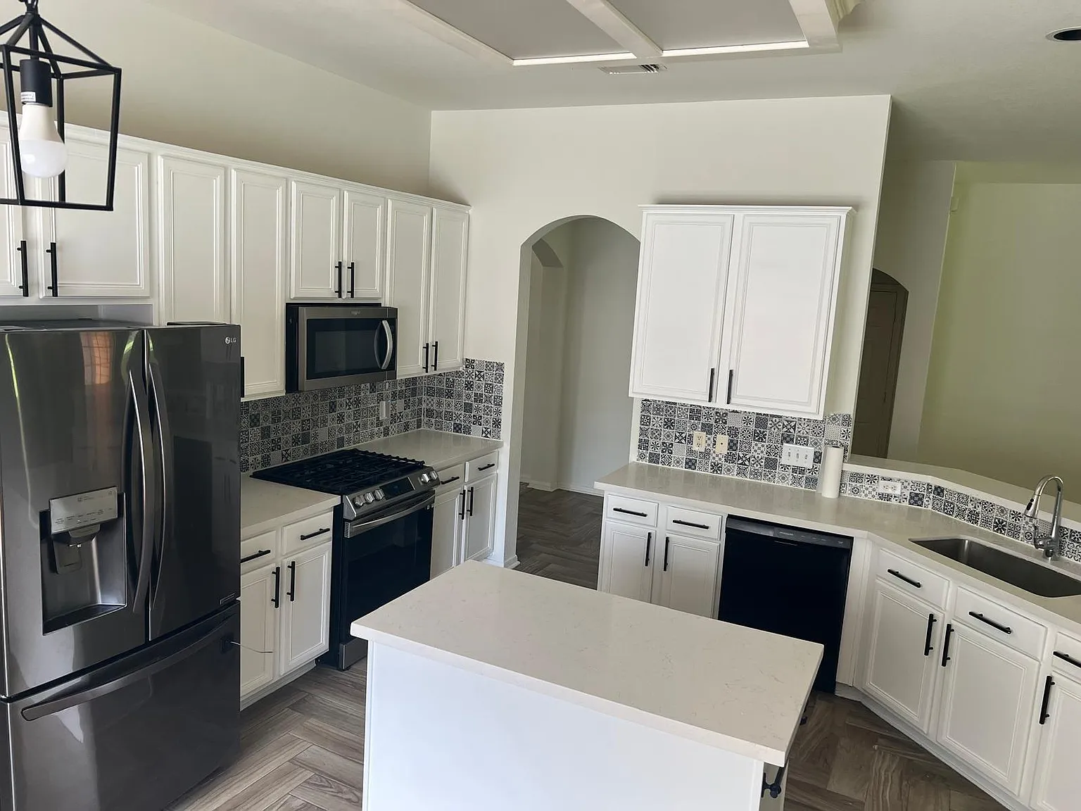 3 bed, 2.0 bath, 1935 sqft, $2,299 — Photo 3