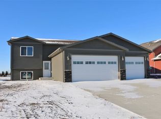 322 6th Ave SW, Surrey, ND 58785