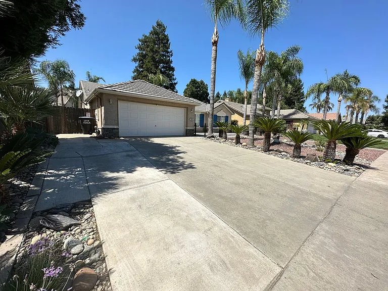2935 S Aspen St — Photo 2