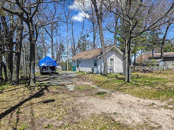 3rd image of 121 E Houghton Lake Dr