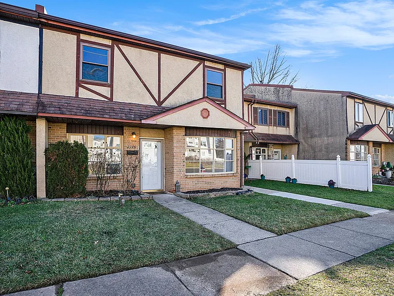 2280 Suzann Dr — Photo 3