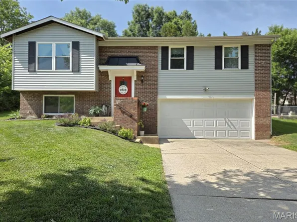 1382 Premio Dr, Fenton, MO 63026