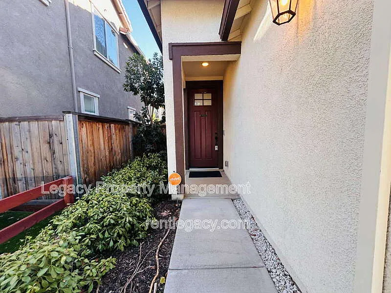 4 bed, 3.0 bath, 1942 sqft, $3,450 — Photo 2