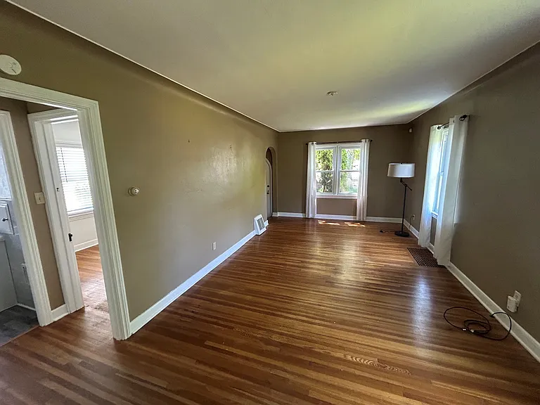318 Sunset Blvd — Photo 3