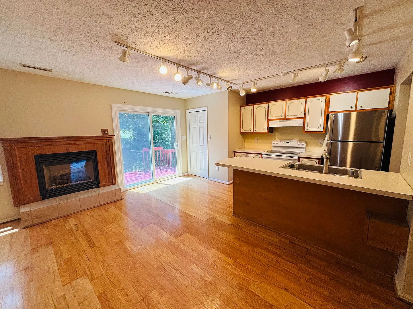 Nicely appointed 3 bedroom, 2 Bath Townhome — Photo 2