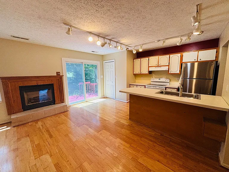 530 Kamran Dr — Photo 2