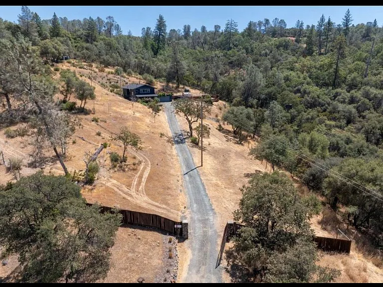 12233 Hilltop Dr — Photo 10