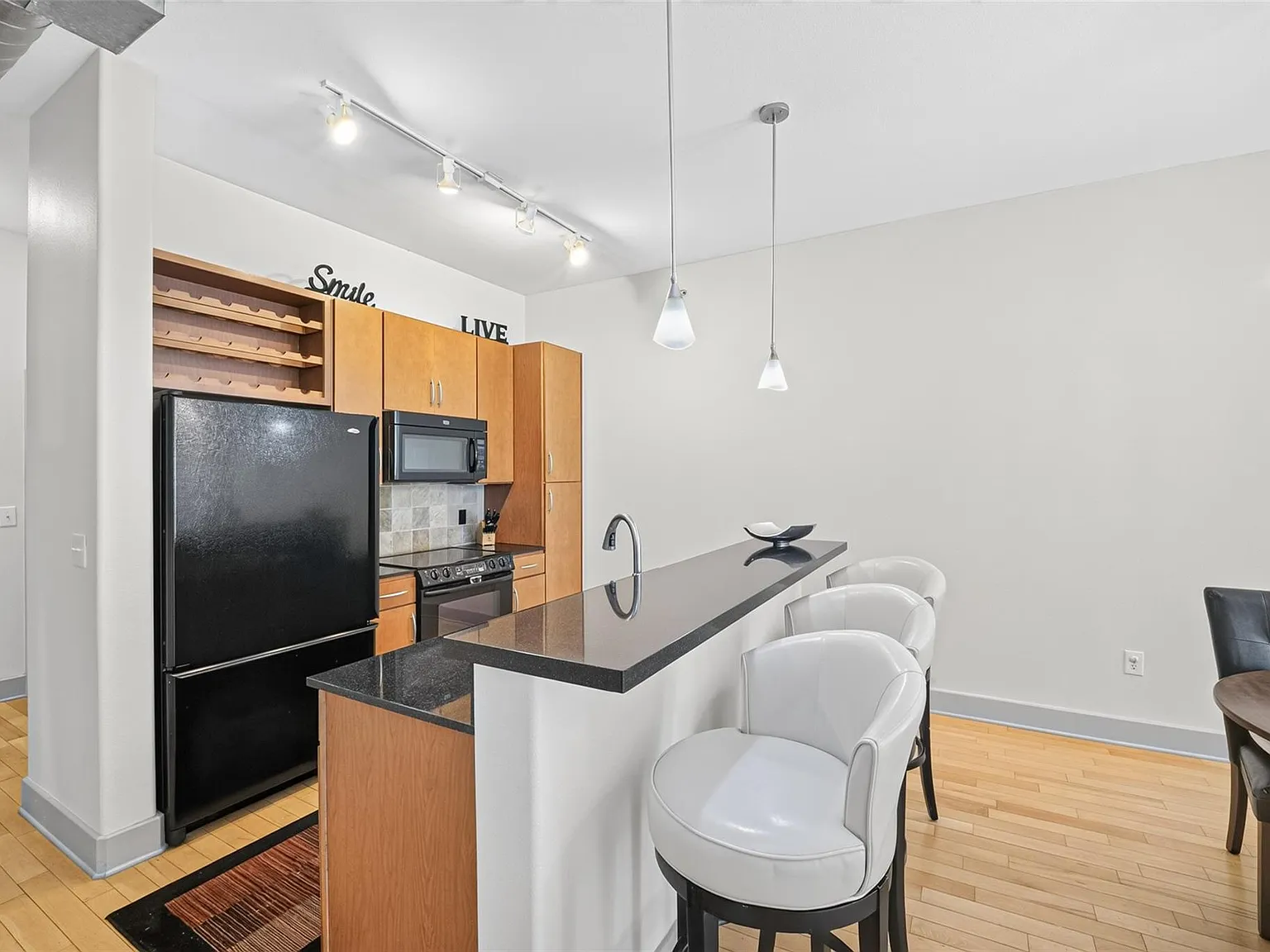 2 bed, 1.0 bath, 1075 sqft, $2,500 — Photo 3