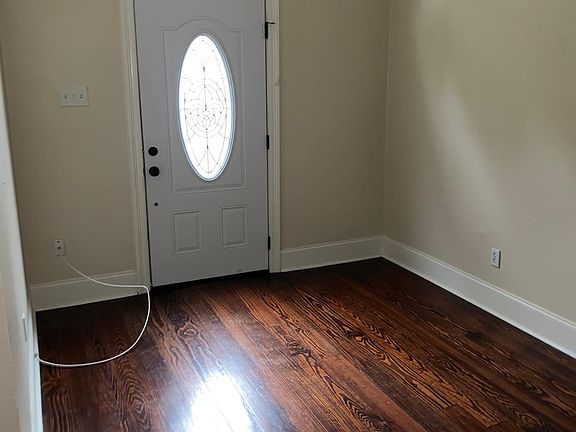 3rd image of 939 Saint Mary St