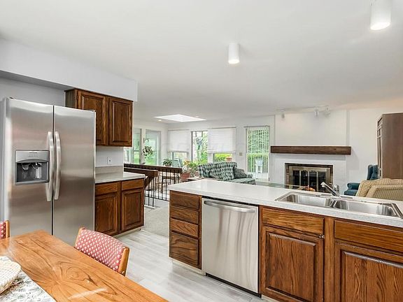 3rd image of 220 Waterford Dr