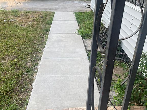 2nd image of 613 San Carlos St