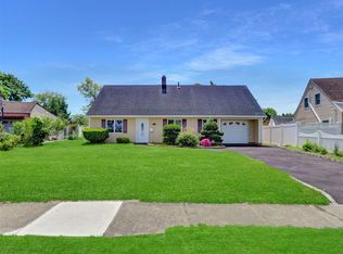 17 Andrew Ln, Levittown, NY 11756
