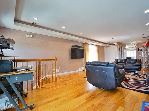 5th image of 512 Lincoln Ave
