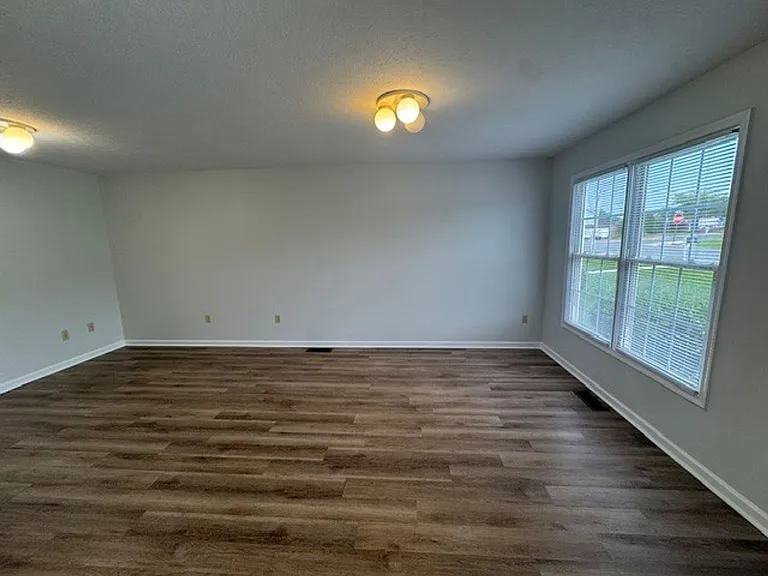 1058 Oriole Ln — Photo 3