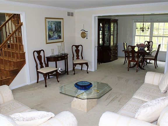 3rd image of 28 Le Pere Dr