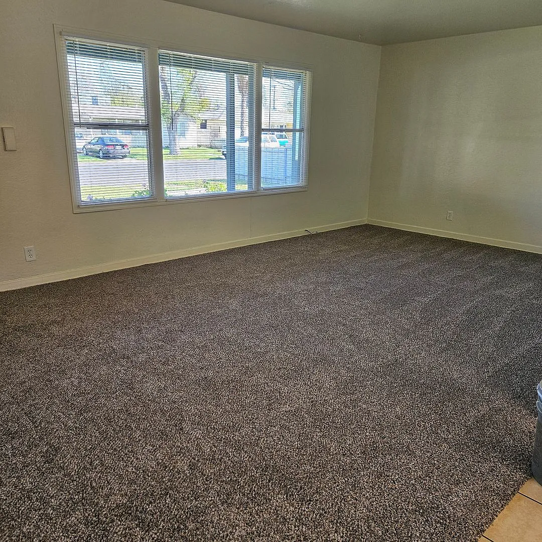 Charming 2 Bedroom Home with Large Backyard — Photo 2