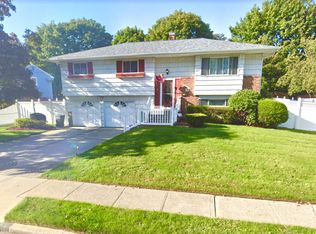 31 Sunburst Dr, Deer Park, NY 11729