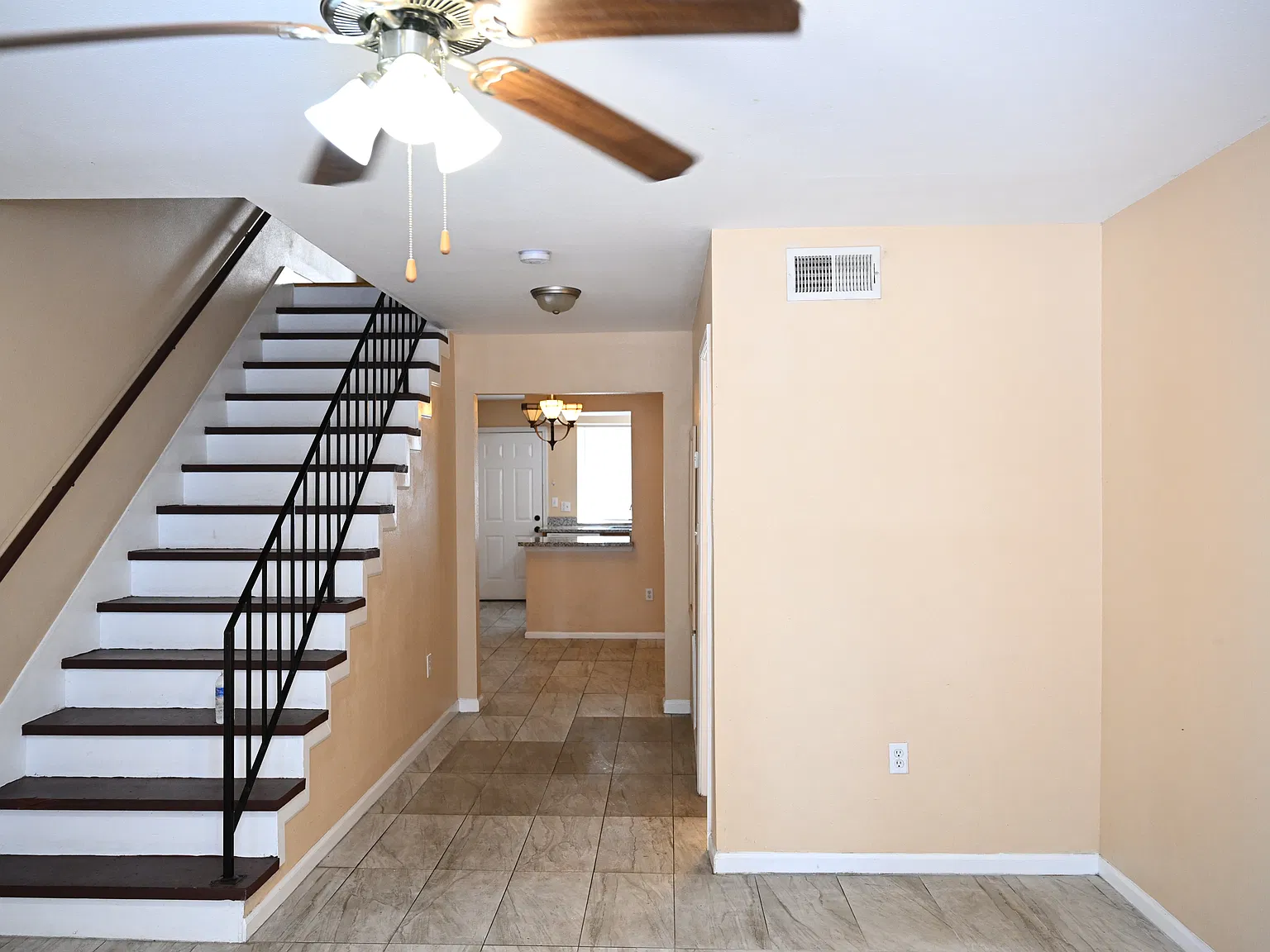 807 Vouray Dr — Photo 3