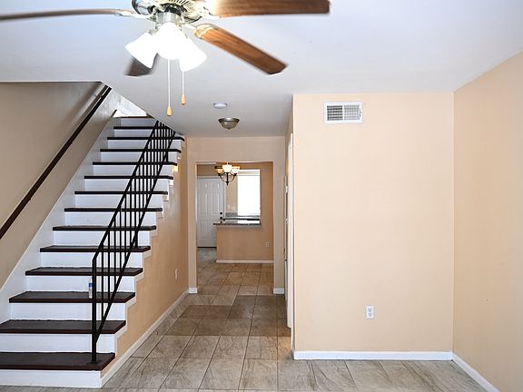 3rd image of 807 Vouray Dr #B