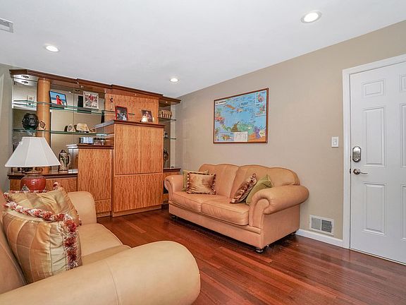 4th image of 209 Northwood Ct