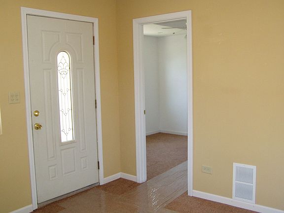 FRONT DOOR LIVINGROOM 