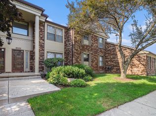 4320 Knightsbridge Ln, West Bloomfield, MI