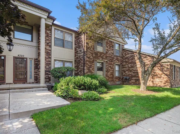 4320 Knightsbridge Ln, West Bloomfield, MI 48323