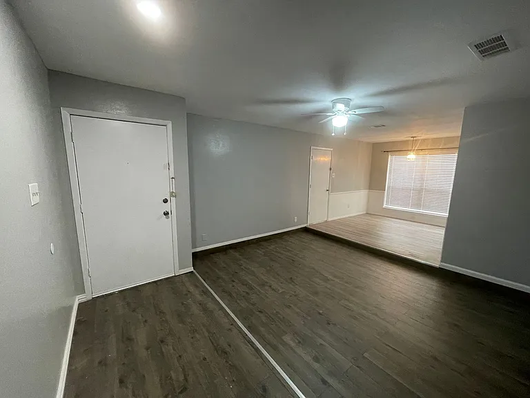 913 E Timberview Ln — Photo 2