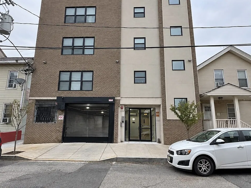 135 Beech St #3
