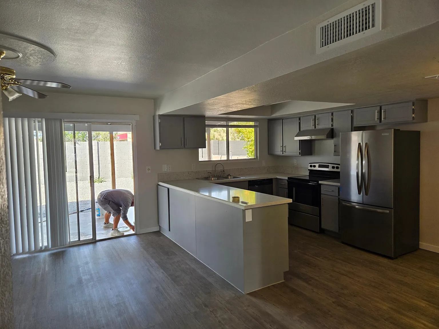 4 bed, 1921 sqft, $2,300 — Photo 2