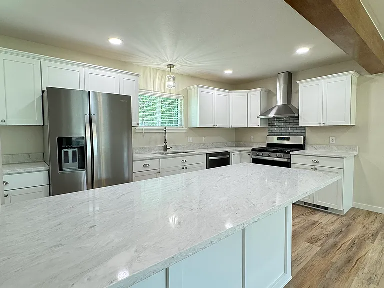 1442 E Broadway St — Photo 36