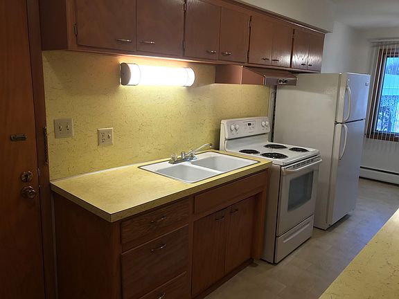 3rd image of 996 Van Buren Ave #4