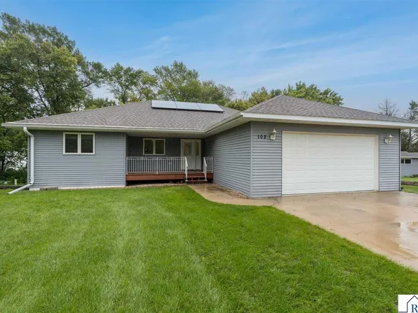 102 Loraine Dr, Lake Crystal, MN 56055