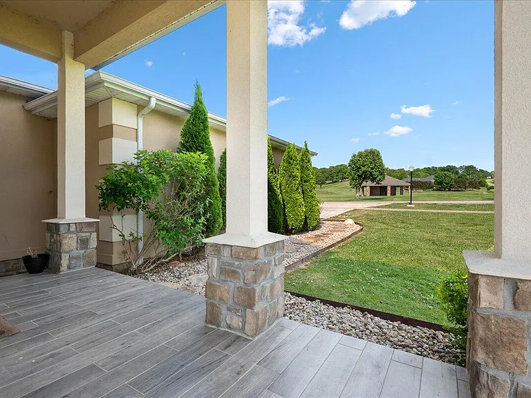 200 Crooked Creek Dr — Photo 2
