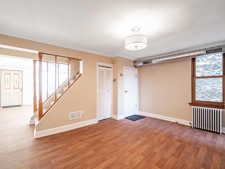 2407 Sarah St — Photo 6