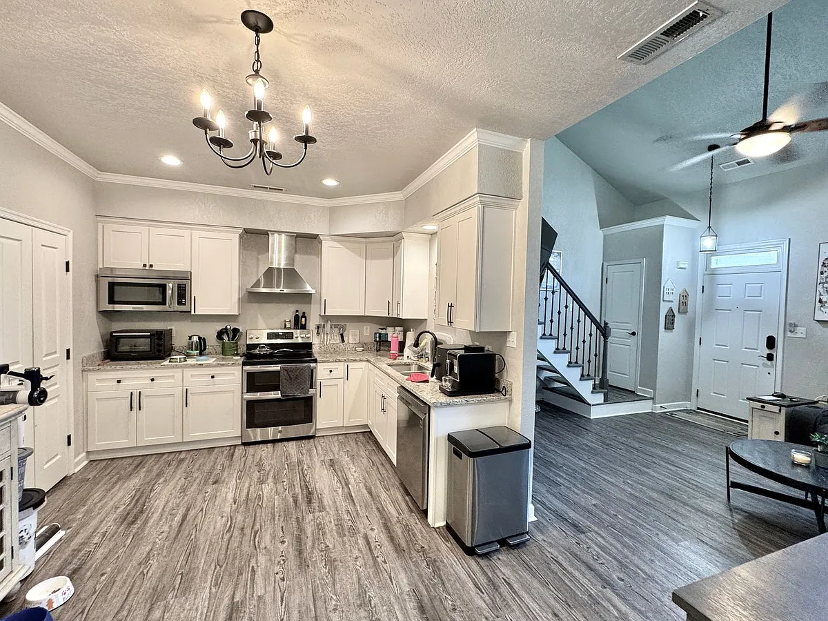 Building Photo - 712 S Lake Cir