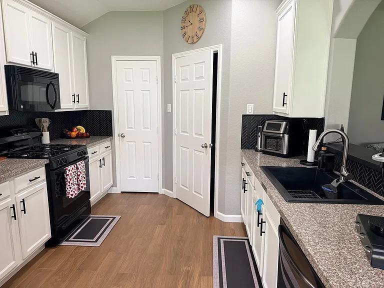 10918 Barker Gate Ct — Photo 12