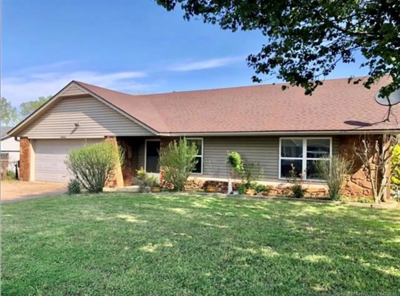 3 bed, 2.0 bath, 1357 sqft, $1,300 — Photo 1