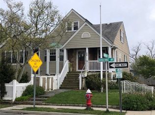 28 Vanderbilt Ave, Island Park, NY 11558