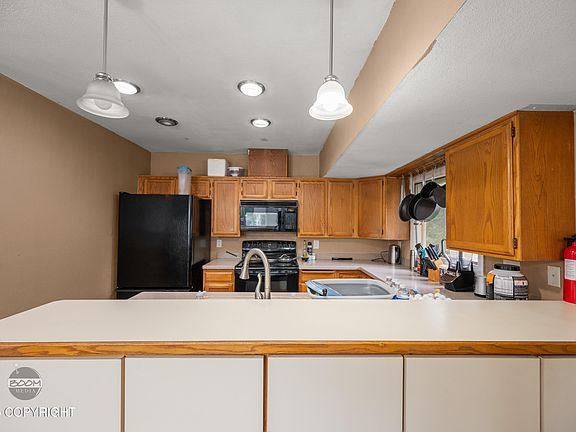 4th image of 890 Lancaster Dr