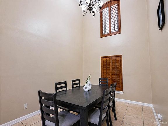 5th image of 2501 Gardenia Dr
