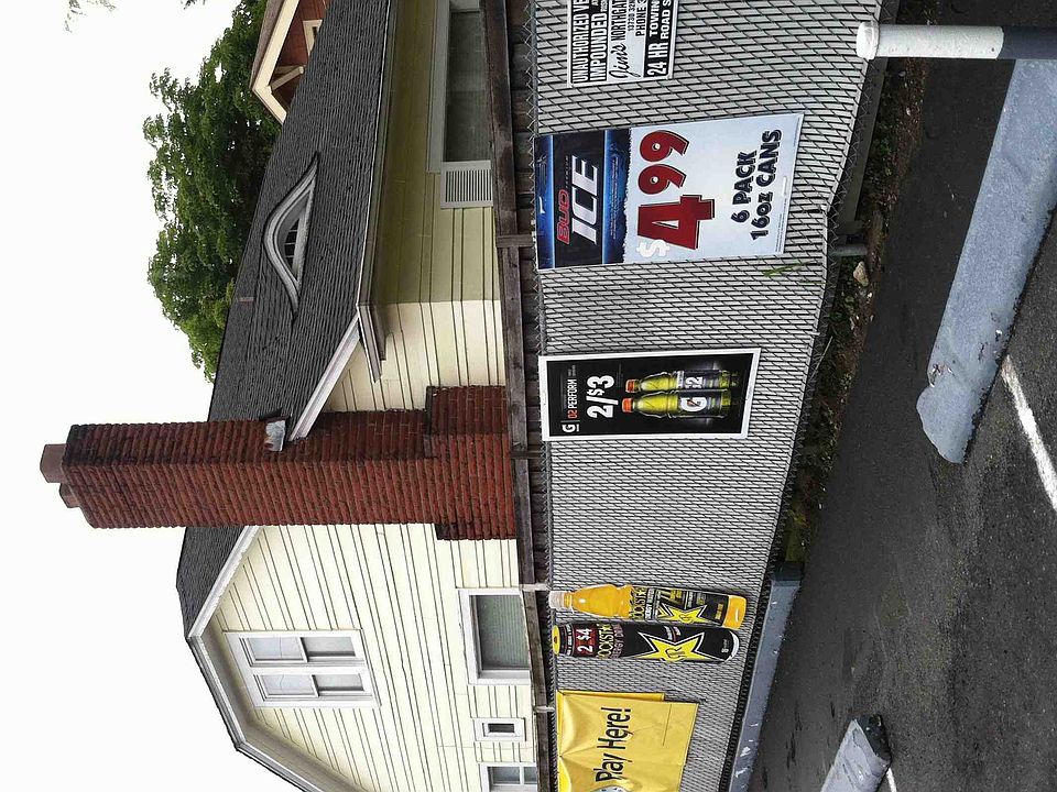 2nd image of 7515 Roosevelt Way NE