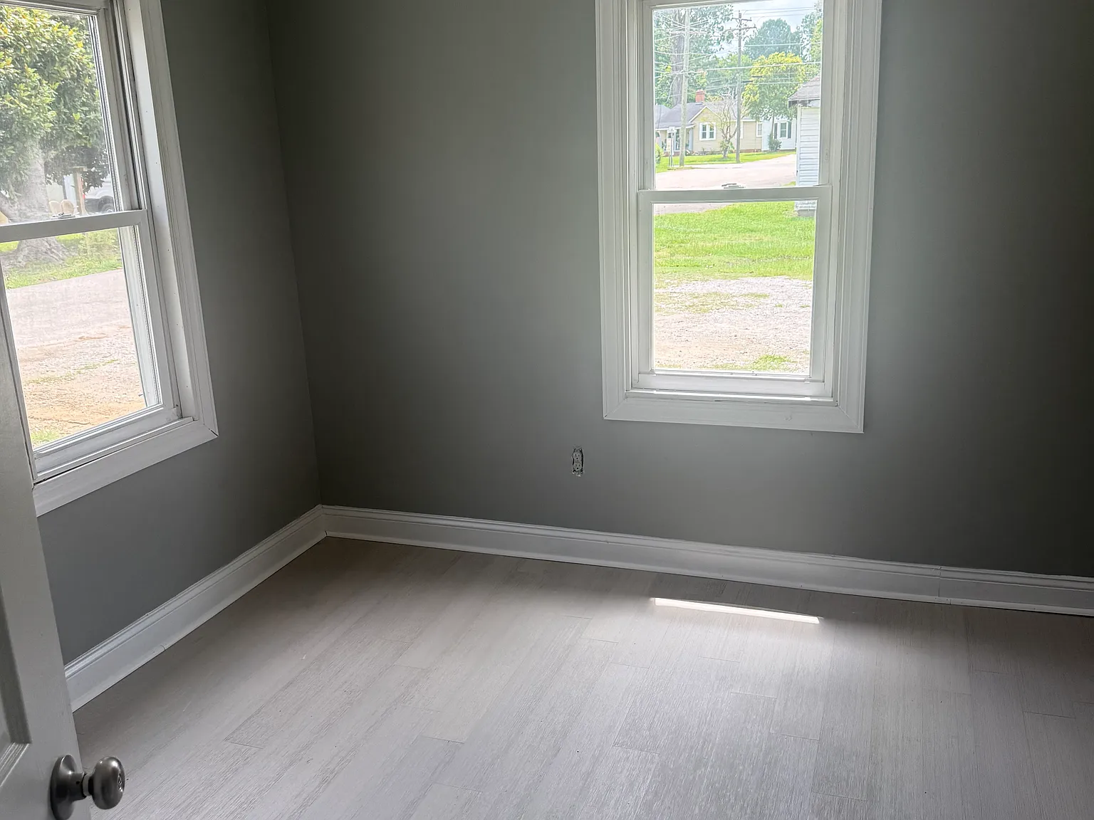 3 bed, 1.5 bath, 1056 sqft, $1,000 — Photo 3