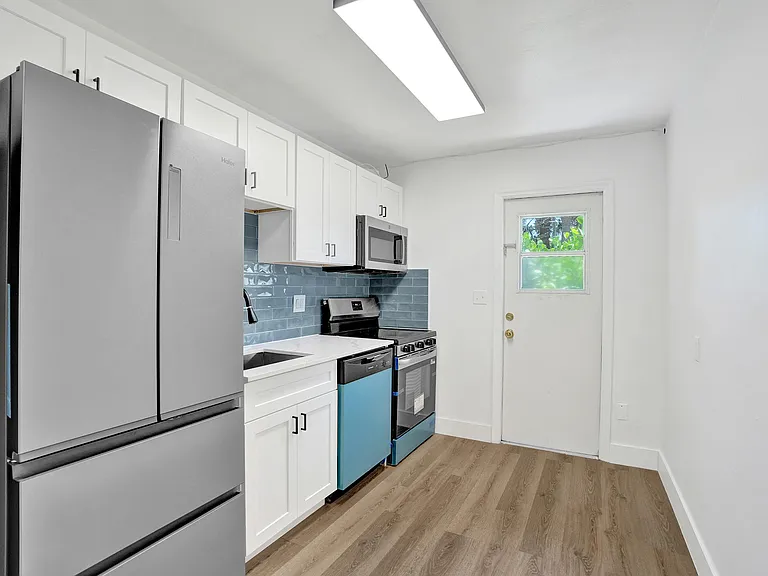 2020 NE 15th St — Photo 8