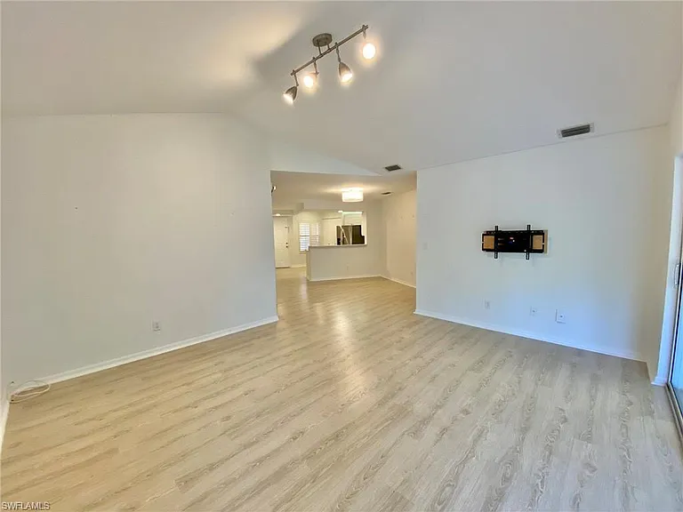 1096 Woodshire Ln #C212 — Photo 9