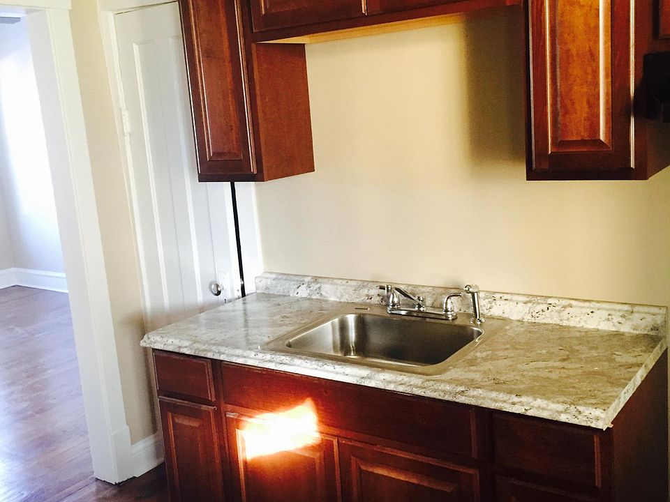 1st image of 6656 N Rockwell St #3