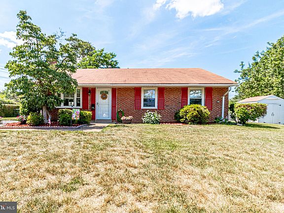 2nd image of 4104 Mesa Way