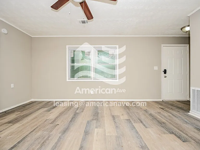1797307_003_wm_-_living_room_13458676.jpg