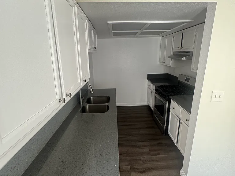 1129 Irving Ave #9 — Photo 3